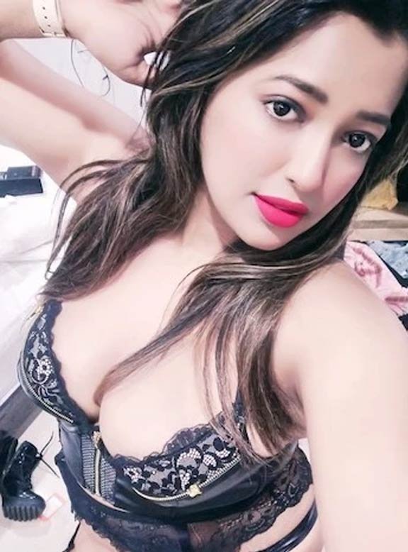Dwarka aged housewife Call Girl